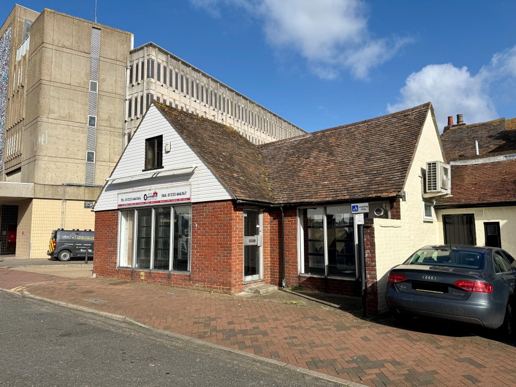 Lot: 22 - VACANT COMMERCIAL UNIT IN TOWN CENTRE - Commercial property in town centre